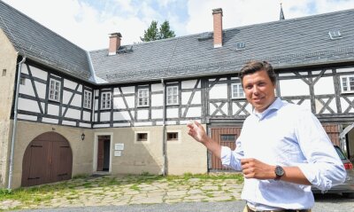 Im Einkehrhaus im Pfarrhof in Großschirma - hier mit Pfarrer Justus Geilhufe - gibt es eine komplett eingerichtete Gästewohnung mit Wohnzimmer, Küche und Bad. Eingeladen wird auch dazu, vor Ort mitzuhelfen, zum Beispiel bei Gartenarbeiten. 