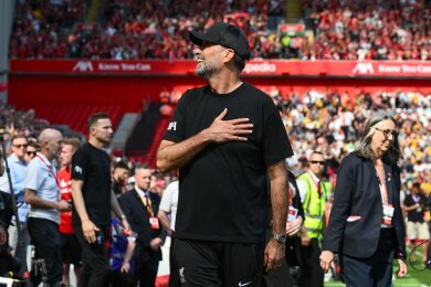 Jürgen Klopp begrüßt die Fans vor seinem letzten Spiel an der Anfield Road.