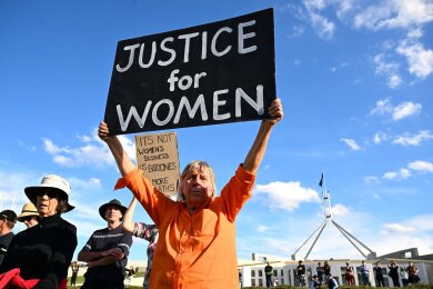 In Canberra fordert eine Frau "Justice for Women" (Gerechtigkeit für Frauen).
