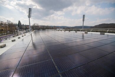 Photovoltaik - hier die Anlage auf dem Erzgebirgsstadion Aue - ist laut Mitnetz Strom die wichtigste Quelle für grünen Strom im Erzgebirgskreis.