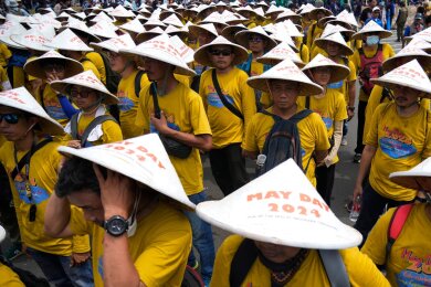 In der indonesischen Hauptstadt Jakarta demonstrieren Arbeiter am 1. Mai, um einen höheren Mindestlohn und bessere Arbeitsbedingungen zu fordern.
