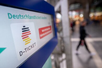 Ein Hinweis für das Deutschlandticket steht am Hauptbahnhof auf einem Fahrkartenautomaten.
