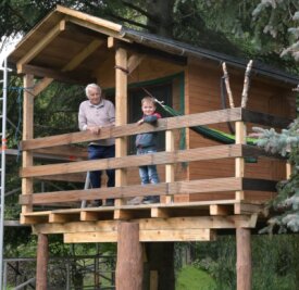 Hans-Jürgen Gläser (81) hat für seinen siebenjährigen Urenkel Erik auf seinem Grundstück in Eibenstock ein Baumhaus gebaut. Geholfen haben dabei die beiden Großväter und der Vater des Jungen. 