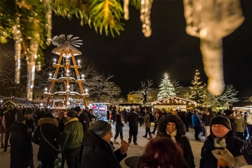 Am Samstag von 11 bis 20 Uhr und am Sonntag von 11 bis 19 Uhr hat der Marienberger Weihnachtsmarkt geöffnet. Parallel dazu laden am ersten Advent in Marienberg zahlreiche Geschäfte in der Innenstadt zum Einkaufen ein.