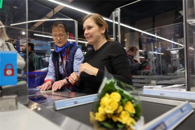 Oberbürgermeisterin Constance Arndt (rechts) übernahm für eine Stunde die Kasse im neueröffneten Aldi in den Zwickau Arcaden. Unterstützung bekam sie von Verkäuferin Silke Kahnert (links).