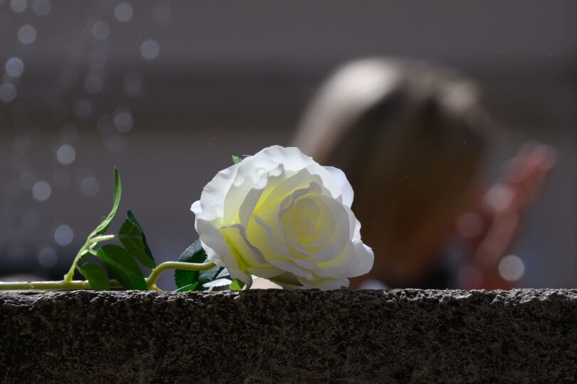 Eine Rose bei einem Gottesdienst für die getötete Valeriia: Das neunjährige Mädchen war am Morgen des 3. Juni auf dem Weg zur Schule spurlos verschwunden. Acht Tage später wurde ihre Leiche gefunden.