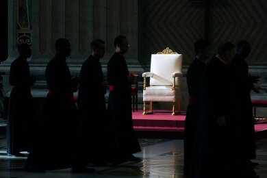 Reserviert - der Stuhl für den Papst im Petersdom.