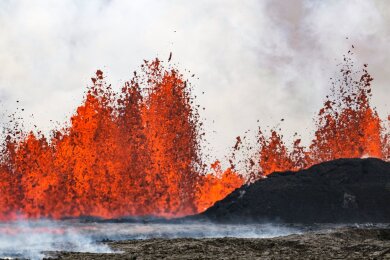 Lava und Rauch sprudelt aus einem Vulkan bei Grindavík. Die isländische Küstenstadt mit 3.800 Einwohnern wurde zuvor evakuiert, denn eine Reihe von Erdbeben kündigte den Ausbruch an.