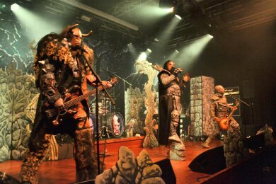 Die finnischen Monster-Metaller Lordi gastieren am Samstag auf ihrer Unliving Picture Show 2024 in der Musikhalle Markneukirchen. 2016 waren die Sieger des Eurovision Song Contest 2006 zur Eröffnung der Concert Hall von Framus und Warwick in der Stadt.