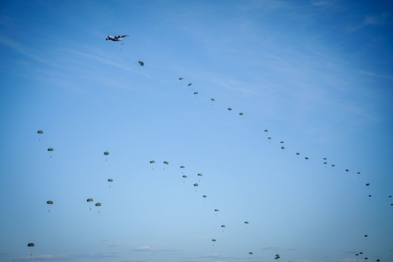 Fallschirmjäger der Bundeswehr von der Division Schnelle Kräfte landen bei der Luftlandeübung Swift Response im rumänischen Campia Turzii. Die Nato bezeichnet die Übung als größte Luftlandeoperation in Europa seit dem Zweiten Weltkrieg.