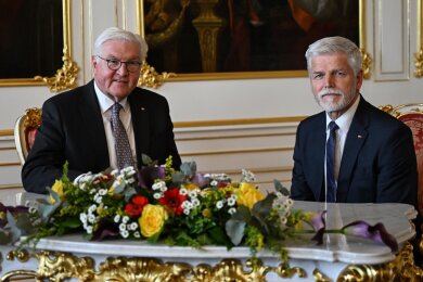 Bundespräsident Frank-Walter Steinmeier trifft Tschechiens Präsident  Petr Pavel (r.) auf der Prager Burg.