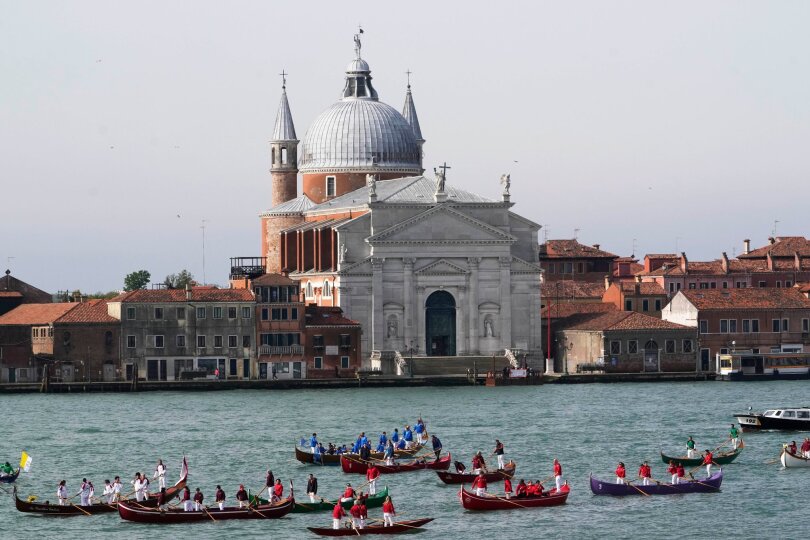 Gondoliere warten in Venedig auf die Ankunft von Papst Franziskus. Der Papst ist zu seinem allerersten Besuch in der Lagunenstadt eingetroffen, bei dem er auch den Pavillon des Vatikans auf der Kunstbiennale will.