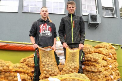 Die Auszubildenden Marvin Holz (l.) und Jonny Feistkorn gaben Kartoffeln aus.