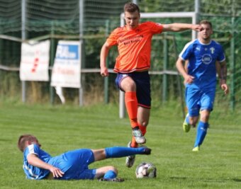 Pierre Grabandt (Mitte) vom Oberlungwitzer SV überspringt hier einen Leipziger. Am Ende führte der Wille aber nicht zum Ziel. 