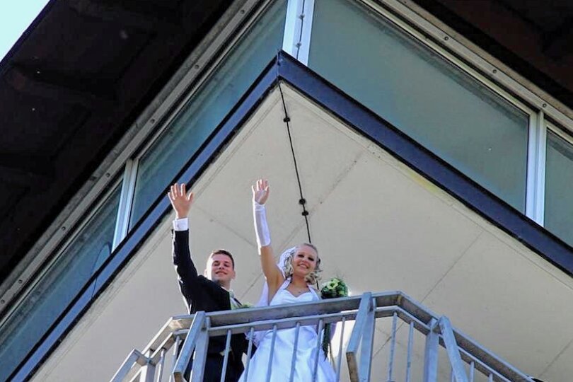Kristin und Christian Körner machten bei ihrer Hochzeit einen Fotostopp auf dem König-Albert-Turm. Dieser dient auch als Trauort.