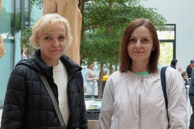 Nataliia Belska (links) und Valentyna Koskova möchten in Zwickau bleiben und Arbeit finden. Doch erst einmal steht den Frauen der Gang zu Behörden bevor. 