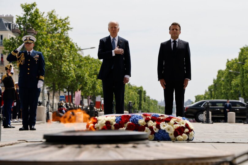 Mit einer pompösen Zeremonie hat Frankreichs Staatschef Emmanuel Macron den US-Präsidenten Joe Biden als Staatsgast begrüßt. Er empfing Biden am Mittag am Pariser Triumphbogen mit Militärchor, Gendarmerie-Orchester und einer kleinen Fliegerparade.