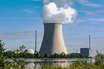 Auch das Atomkraftwerk Isar 2 soll Ende 2022 endgültig vom Netz gehen. Vor einem Weiterbetrieb, wie Unionspolitiker und die FDP ihn fordern, wären nun aufwändige Sicherheitsüberprüfungen fällig. 