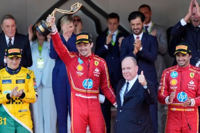 Der Ferrari-Pilot Charles Leclerc feiert nach seinem Heimsieg mit Fürst Albert II. von Monaco auf dem Podium.