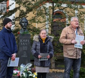 Zwei Gedenkfeiern gab es am Freitag in Hohenstein-Ernstthal anlässlich des 180. Geburtstages von Karl May. Bei der ersten legte Erich Homilius (Foto links: vorn im Bild) einen Blumenkranz nieder. Bei der zweiten Veranstaltung gedachten die Karl-May-Haus-Mitarbeiter Marian Bertz, Heike Graupner und der Chef André Neubert (von links im rechten Bild) dem Schriftsteller. 