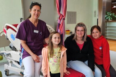 Die fünfjährige Phine Hößler aus Rossau, hier mit Mama Monique und der großen Schwester Nelly, will mal Hebamme werden, so wie Sandy Rimbeck im Klinikum Mittweida.