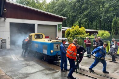 Bahnlehrlinge, die im Fahrzeug- und Technologiezentrum Chemnitz ihre Berufsausbildung absolvieren, haben die älteste Lok der Parkeisenbahn aufgearbeitet. Am Samstag zogen sie das Fahrzeug gemeinsam aus dem Schuppen.