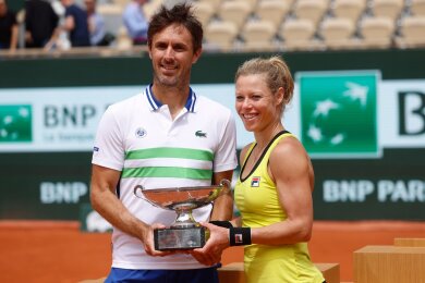 Laura Siegemund und Edouard Roger-Vasselin mit dem Siegerpokal.