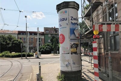 An dieser Litfaßsäule am Dr.-Friedrichs-Ring/Leipziger Straße wehen Plakatfetzen im Sommerwind.