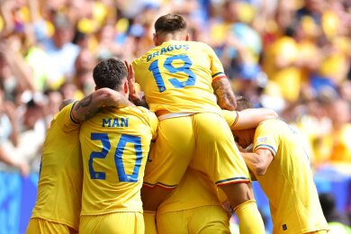 Rumänien besiegte schwache Ukrainer in ihrem ersten Gruppenspiel deutlich.