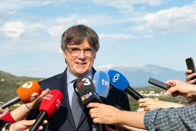 Carles Puigdemont gibt in Laroque-des-Albères in Südfrankreich vor Pressevertretern eine Erklärung ab.