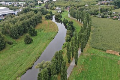 Entlang der als Pappelkurve bekannten Crossener Straße mussten 2013 viele Sandsäcke gestapelt werden. Inzwischen gibt es ein mobiles Schutzsystem aus Plastik, das schneller und höher aufgebaut werden kann. Die Arbeiten am eigentlichen Schutzbauwerk beginnen nicht vor 2027.