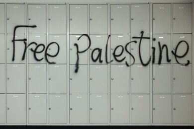 Der Schriftzug "Free Palestine" wurde während der Besetzung des Audimax der Universität Leipzig an eine Wand gesprüht (Symbolbild).