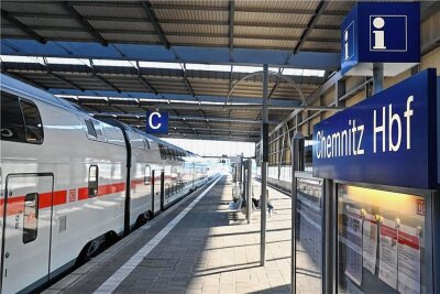 Anderswo Standard, in Chemnitz eine hart erkämpfte Besonderheit: Seit 2022 verbindet ein Intercity die Stadt mit Berlin und Rostock-Warnemünde – zweimal täglich, als einziges Fernbahnangebot überhaupt.