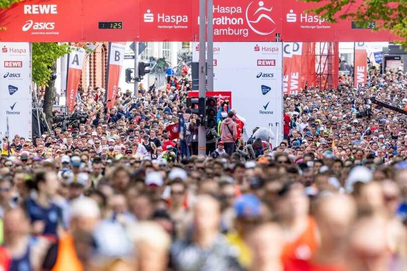 Großer Andrang: Tausende Läuferinnen und Läufer starten vor den Messehallen in Hamburg zum Marathonlauf. Vor ihnen liegen 42,195 Kilometer.