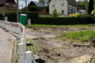 Die bisherige Zisterne ist verschwunden, nun entsteht an der Stelle im Peniger Ortsteil Thierbach ein neues unterirdisches Wasserreservoir.