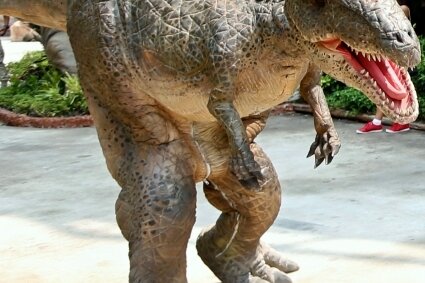 Im Foto die Nachbildung eines Velociraptoren in einem Themenpark in Thailand. Die Dinosaurierart galt als vergleichsweise schlau. 