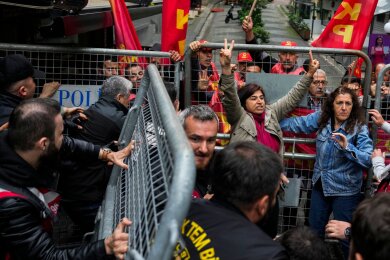 Demonstrierende geraten in Istanbul mit Polizeibeamten aneinander. Dutzende Menschen, die versuchten, den Taksim-Platz zu erreichen, wurden festgenommen.