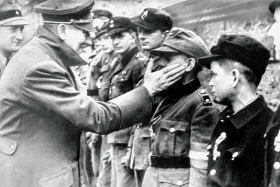 Müdes Lob für das letzte Aufgebot: Eines der letzten Bilder von Adolf Hitler, kurz vor Ende des Zweiten Weltkrieges in Europa.
