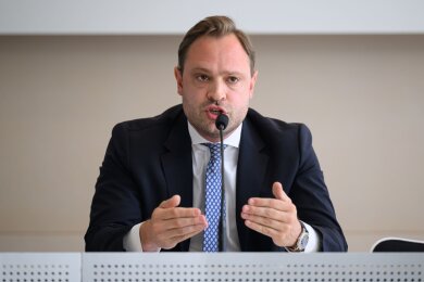 Alexander Dierks, Generalsekretär der CDU Sachsen, sitzt während der Pressekonferenz zur Europawahl im Raum der Landespressekonferenz im Landtag auf dem Podium.
