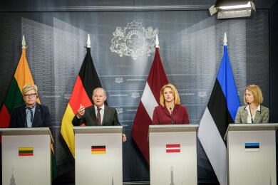 Bundeskanzler Olaf Scholz gibt zusammen mit Ingrida Simonytem (l-r), Ministerpräsidentin von Litauen, Evika Silina, Ministerpräsidentin von Lettland, und Kaja Kallas, Ministerpräsidentin von Estland, eine Pressekonferenz.