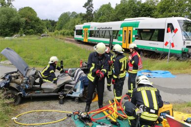 Den Rettungskräften bot sich ein schreckliches Bild: Der Unfallwagen, in dem vier Menschen saßen, war bei dem fiktiven Zusammenstoß mit der Vogtlandbahn erheblich beschädigt worden.