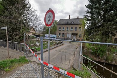Die Brücke von der B 180/Goldbachstraße zur ehemaligen Bäckerei Tittmann ist seit einigen Tagen voll gesperrt. Die Querung des Lungwitzbaches ist nicht nur für Anwohner wichtig, sondern auch für Rennsportfans beim Moto-GP auf dem Sachsenring.