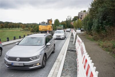 Ab Freitag ist dieses Bild Geschichte: Autos fahren einspurig durch die B 92-Baustelle in Oelsnitz. Foto: Christian Schubert