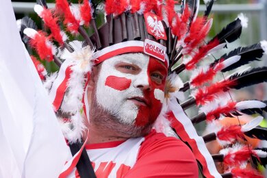 Ein als Häuptling verkleideter polnischer Fan vor dem Volksparkstadion in Hamburg. Polen trifft im ersten EM-Spiel auf die Niederlande.