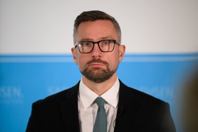 Martin Dulig (SPD), Wirtschaftsminister von Sachsen, gibt im Wirtschaftsministerium eine Erklärung ab.