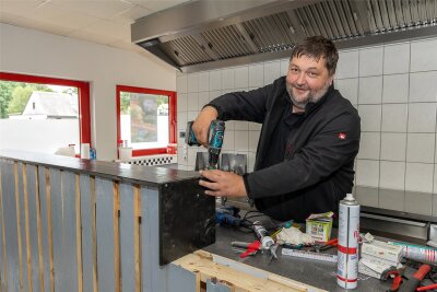 André Grummt beim Werkeln und Einrichten seines Burger-Restaurants im Sommer. Am 1. August war Eröffnung in Rodewisch - seit diesen Freitag ist geschlossen. Nun zieht das Diner nach Lengenfeld.