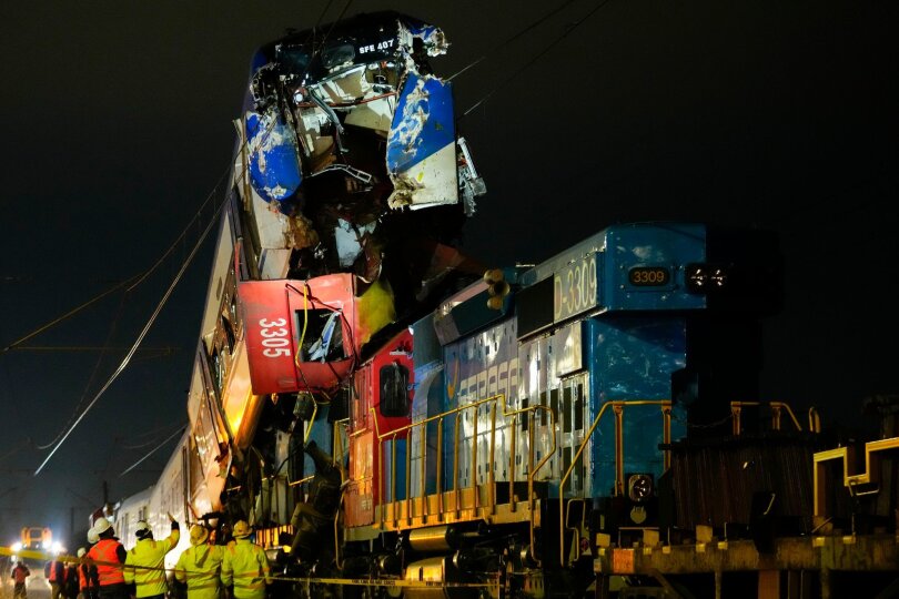 Bei einem Geschwindigkeitstest in der chilenischen Hauptstadt Santiago de Chile sind zwei Güterzüge frontal zusammengestoßen. Es kam zu neun Verletzten und zwei Toten.