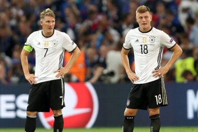 Schweinsteiger (l) und Kroos kennen sich gut - gemeinsam spielten sie für den FC Bayern und die DFB-Elf.
