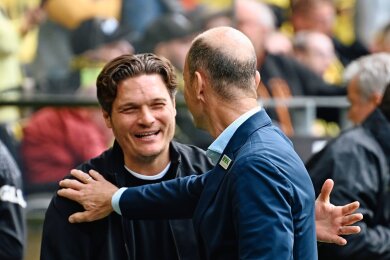 Dortmunds Trainer Edin Terzic (l) und Trainer Jess Thorup von Augsburg begrüßen sich vor dem Spiel.
