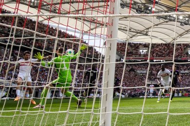 Stuttgarts Leonidas Stergiou (l) macht das Tor zum 1:0 gegen Münchens Torwart Manuel Neuer (M).
